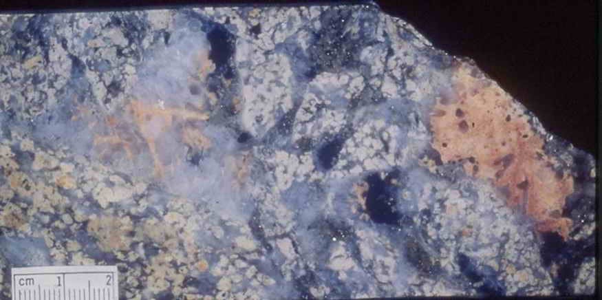 PLATE 29 : Kidston breccia ore showing stubby, medium grained, comb textured quartz crystals lining vughs with later carbonate, pyrite and base metal sulphide filling vugh cores.